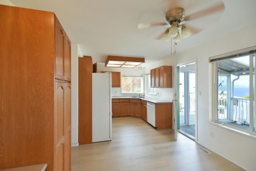 4871 Blueberry Place, Sechelt, BC - Indoor Photo Showing Kitchen
