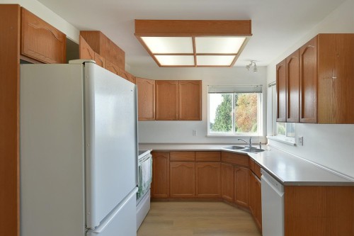 4871 Blueberry Place, Sechelt, BC - Indoor Photo Showing Kitchen With Double Sink