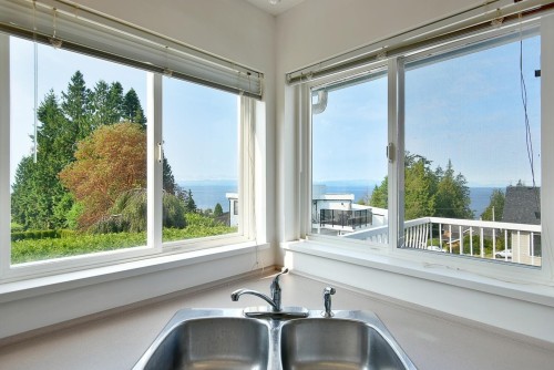 4871 Blueberry Place, Sechelt, BC - Indoor Photo Showing Kitchen With Double Sink