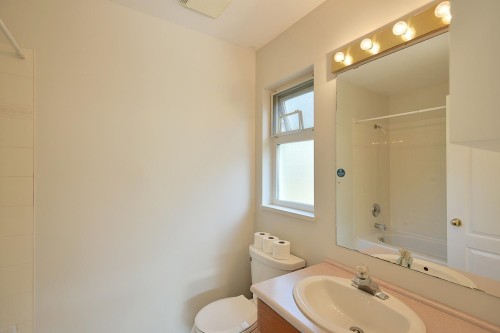 4871 Blueberry Place, Sechelt, BC - Indoor Photo Showing Bathroom