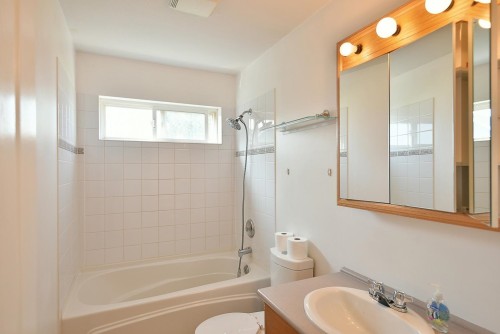 4871 Blueberry Place, Sechelt, BC - Indoor Photo Showing Bathroom