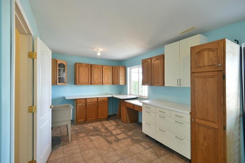4871 Blueberry Place, Sechelt, BC - Indoor Photo Showing Kitchen