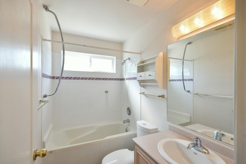 4871 Blueberry Place, Sechelt, BC - Indoor Photo Showing Bathroom