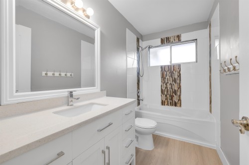 23003 Reid Avenue, Maple Ridge, BC - Indoor Photo Showing Bathroom