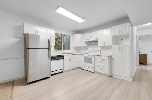 23003 Reid Avenue, Maple Ridge, BC - Indoor Photo Showing Kitchen