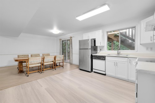 23003 Reid Avenue, Maple Ridge, BC - Indoor Photo Showing Kitchen With Double Sink