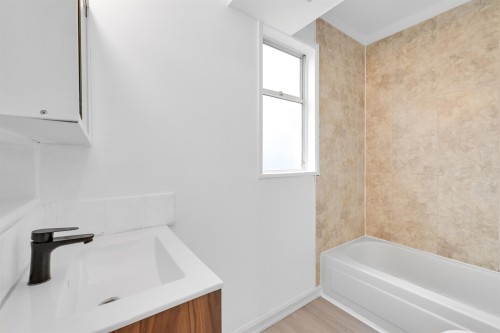 23003 Reid Avenue, Maple Ridge, BC - Indoor Photo Showing Bathroom