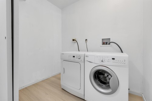 23003 Reid Avenue, Maple Ridge, BC - Indoor Photo Showing Laundry Room