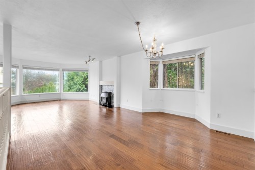 23003 Reid Avenue, Maple Ridge, BC - Indoor Photo Showing Living Room With Fireplace