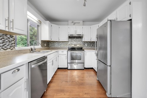 23003 Reid Avenue, Maple Ridge, BC - Indoor Photo Showing Kitchen With Double Sink