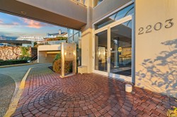 201-2203 Bellevue Avenue  West Vancouver, BC V7V 4V7