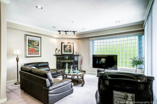 6718 Arbutus Street, Vancouver, BC - Indoor Photo Showing Living Room With Fireplace
