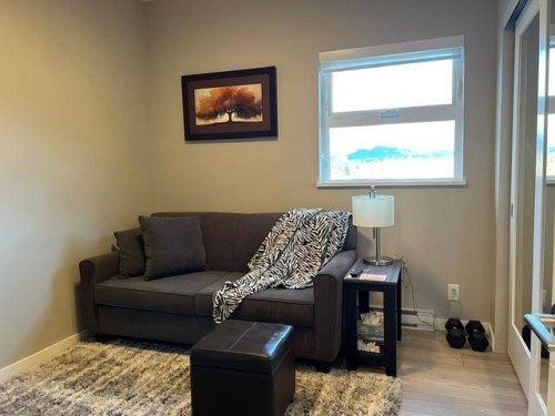 516-38033 Second Avenue, Squamish, BC - Indoor Photo Showing Living Room