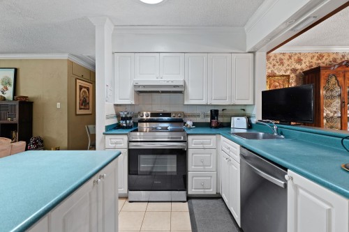 1454 Sowden Street, North Vancouver, BC - Indoor Photo Showing Kitchen