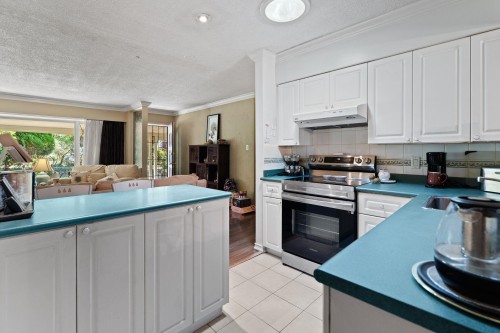 1454 Sowden Street, North Vancouver, BC - Indoor Photo Showing Kitchen