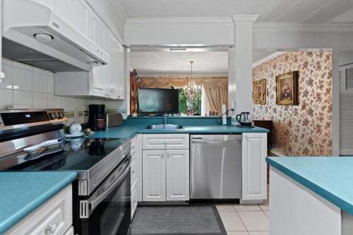 1454 Sowden Street, North Vancouver, BC - Indoor Photo Showing Kitchen