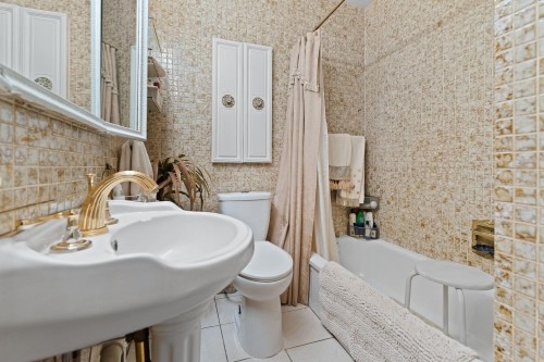 1454 Sowden Street, North Vancouver, BC - Indoor Photo Showing Bathroom