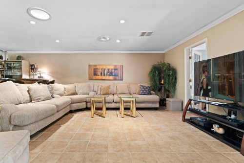 1454 Sowden Street, North Vancouver, BC - Indoor Photo Showing Living Room