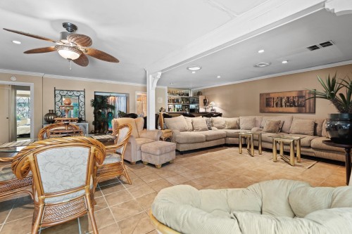 1454 Sowden Street, North Vancouver, BC - Indoor Photo Showing Living Room