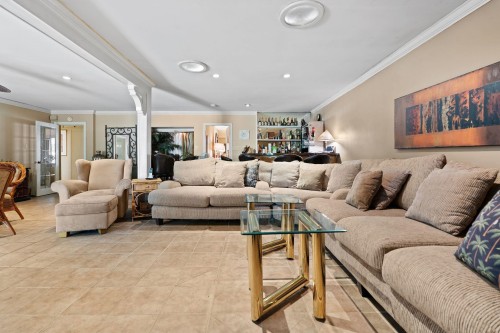1454 Sowden Street, North Vancouver, BC - Indoor Photo Showing Living Room