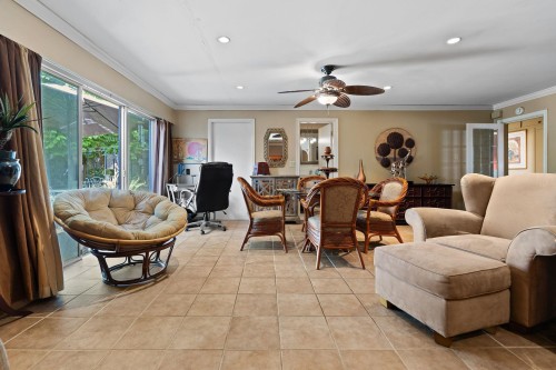 1454 Sowden Street, North Vancouver, BC - Indoor Photo Showing Living Room