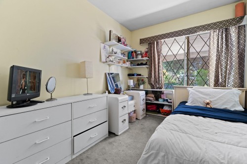 1454 Sowden Street, North Vancouver, BC - Indoor Photo Showing Bedroom