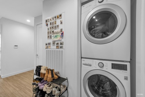1105-2351 Beta Avenue, Burnaby, BC - Indoor Photo Showing Laundry Room