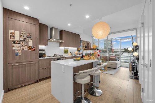 1105-2351 Beta Avenue, Burnaby, BC - Indoor Photo Showing Kitchen With Upgraded Kitchen