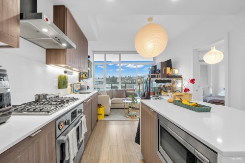 1105-2351 Beta Avenue, Burnaby, BC - Indoor Photo Showing Kitchen With Upgraded Kitchen