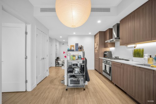 1105-2351 Beta Avenue, Burnaby, BC - Indoor Photo Showing Kitchen