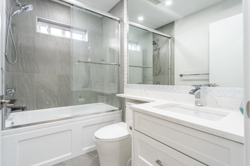3409 Victoria Drive, Coquitlam, BC - Indoor Photo Showing Bathroom