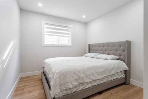 3409 Victoria Drive, Coquitlam, BC - Indoor Photo Showing Bedroom