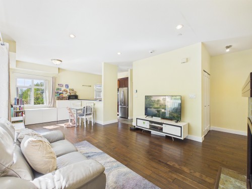 141-7388 Macpherson Avenue, Burnaby, BC - Indoor Photo Showing Living Room