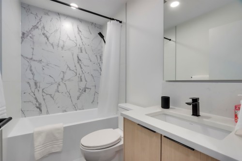 41*-422 3Rd Street E, North Vancouver, BC - Indoor Photo Showing Bathroom
