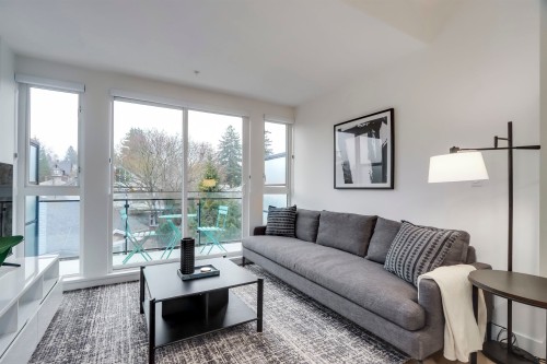 41*-422 3Rd Street E, North Vancouver, BC - Indoor Photo Showing Living Room