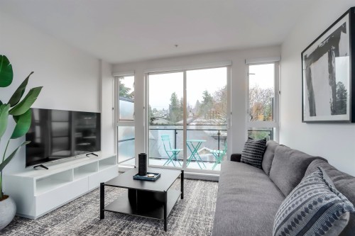 41*-422 3Rd Street E, North Vancouver, BC - Indoor Photo Showing Living Room