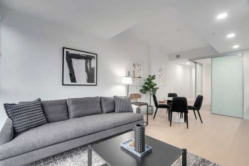 41*-422 3Rd Street E, North Vancouver, BC - Indoor Photo Showing Living Room