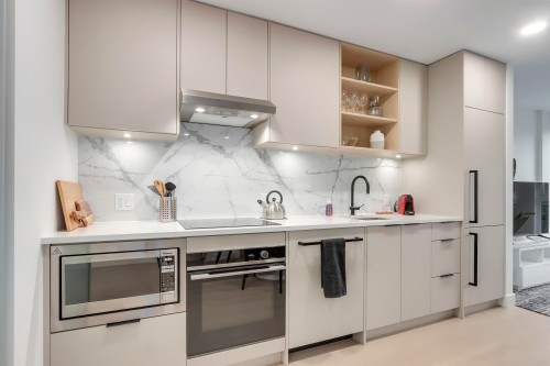 41*-422 3Rd Street E, North Vancouver, BC - Indoor Photo Showing Kitchen