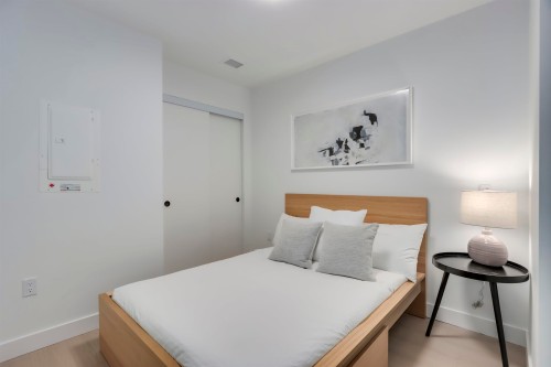 41*-422 3Rd Street E, North Vancouver, BC - Indoor Photo Showing Bedroom
