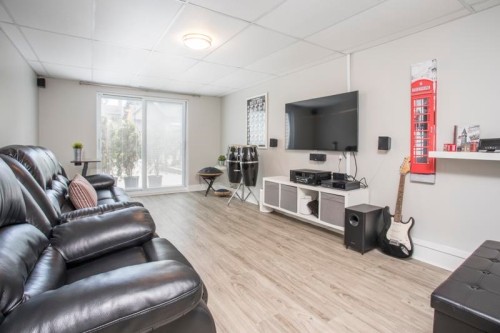 10831 Altona Place, Richmond, BC - Indoor Photo Showing Living Room