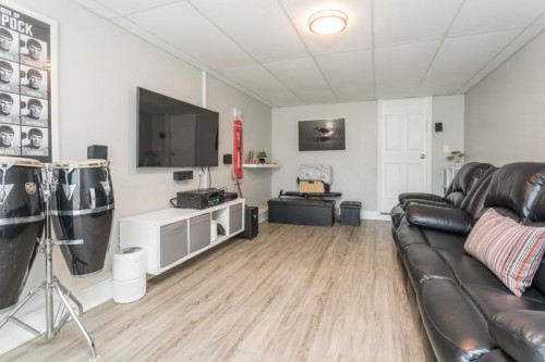 10831 Altona Place, Richmond, BC - Indoor Photo Showing Living Room