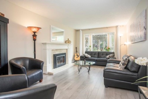 10831 Altona Place, Richmond, BC - Indoor Photo Showing Living Room With Fireplace