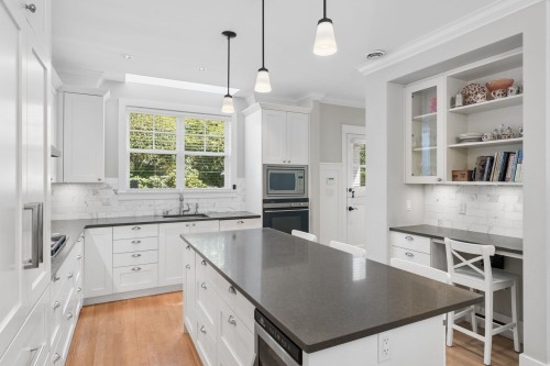 2071 Esquimalt Avenue, West Vancouver, BC - Indoor Photo Showing Kitchen With Upgraded Kitchen