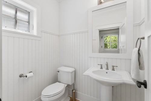 2071 Esquimalt Avenue, West Vancouver, BC - Indoor Photo Showing Bathroom
