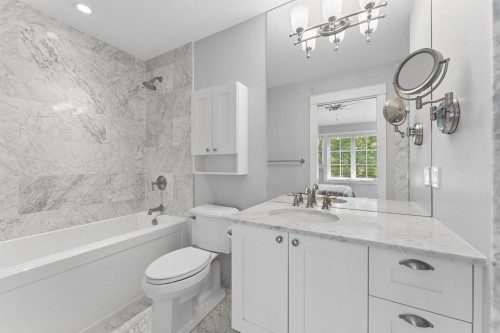 2071 Esquimalt Avenue, West Vancouver, BC - Indoor Photo Showing Bathroom