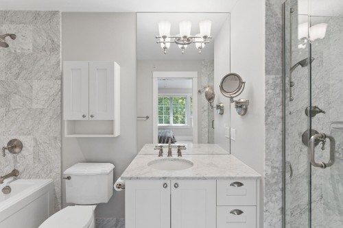 2071 Esquimalt Avenue, West Vancouver, BC - Indoor Photo Showing Bathroom