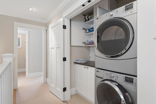 2071 Esquimalt Avenue, West Vancouver, BC - Indoor Photo Showing Laundry Room