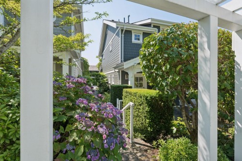 2071 Esquimalt Avenue, West Vancouver, BC - Outdoor