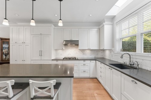 2071 Esquimalt Avenue, West Vancouver, BC - Indoor Photo Showing Kitchen With Upgraded Kitchen