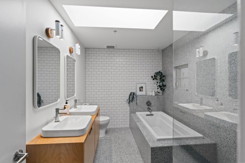 3261 2Nd Avenue W, Vancouver, BC - Indoor Photo Showing Bathroom